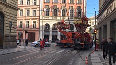 Jeřáb strhl v centru Prahy trolej. (13. 9. 2019) Jeřáb strhl v centru Prahy trolej. (13. 9. 2019)