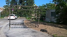 Po opravě ulice zůstalo uprostřed nového chodníku v Praze 10 staré klepadlo na... Po opravě ulice zůstalo uprostřed nového chodníku v Praze 10 staré klepadlo na...