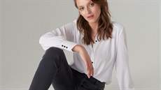 Nadčasovou klasikou je bílá košile a džíny. V takovém modelu budete mít vždy... Nadčasovou klasikou je bílá košile a džíny. V takovém modelu budete mít vždy...