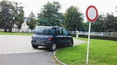 Řidič zaparkoval na heliportu pardubické nemocnice. Řidič zaparkoval na heliportu pardubické nemocnice.