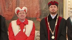 Rektor olomoucké Univerzity Palackého Jaroslav Miller (vlevo) a děkan... Rektor olomoucké Univerzity Palackého Jaroslav Miller (vlevo) a děkan...