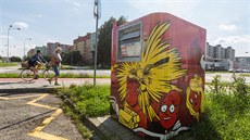 Na olomouckém sídlišti nově stojí kontejner na elektroodpad. Zdobí ho dominanty... Na olomouckém sídlišti nově stojí kontejner na elektroodpad. Zdobí ho dominanty...