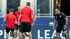 Hlavní trenér Jindřich Trpišovský (vpravo) se zapojil do tréninku Slavie... Hlavní trenér Jindřich Trpišovský (vpravo) se zapojil do tréninku Slavie...