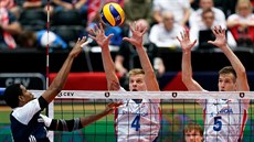 Polská hvězda León (vlevo) smečuje proti českému dvojbloku Donovan Džavoronok... Polská hvězda León (vlevo) smečuje proti českému dvojbloku Donovan Džavoronok...