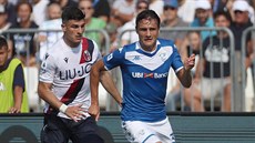 Aleš Matějů v dresu Brescie (vpravo) a Riccardo Orsolini z Boloni... Aleš Matějů v dresu Brescie (vpravo) a Riccardo Orsolini z Boloni...