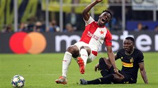 OSTRÝ ZÁKROK. Kwadwo Asamoah z Interu Milán fauluje slávistu Ibrahima Traorého....