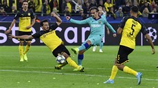 Antoine Griezmann v dresu Barcelony zakončuje v utkání Ligy mistrů proti... Antoine Griezmann v dresu Barcelony zakončuje v utkání Ligy mistrů proti...