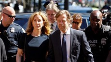 Felicity Huffmanová a její manel William H. Macy picházejí k soudu (Boston,...