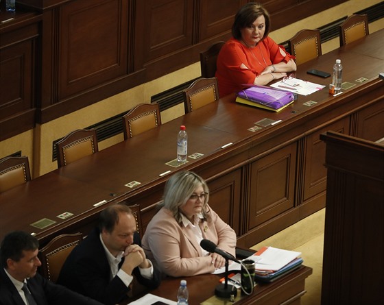 Ministyni financí Alenu Schillerovou vybídl poslanec ODS Vojtch Munzar, aby v prbhu debaty ped schvalováním daového balíku reagovala na argumenty opozice.