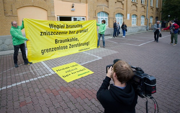 Proti roziování dolu v Turów pijeli ped radnici v Bogatyni protestovat...