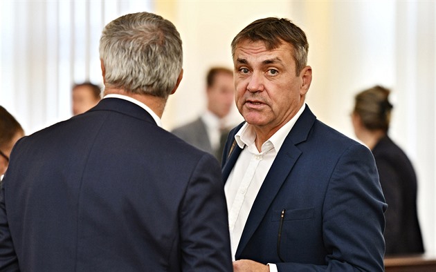 Krajský zastupitel Petr Vokál (vpravo) debatoval s námstkem Janem Vitulou....