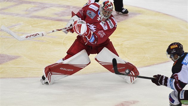 Brankář Třince Petr Kváča (vlevo) rozehrává puk v utkání proti Spartě. Brankář Třince Petr Kváča (vlevo) rozehrává puk v utkání proti Spartě.
