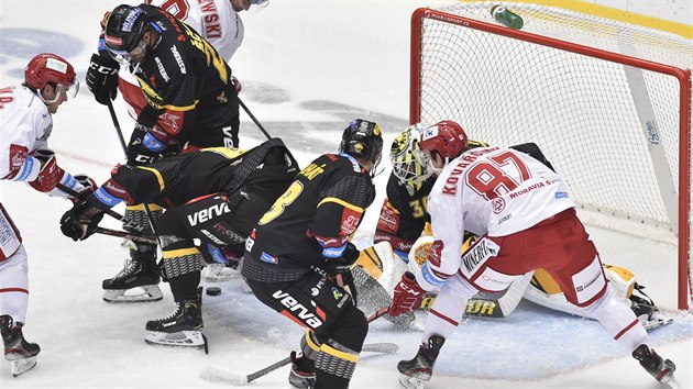 Momentka z utkání hokejové extraligy mezi Třincem (v bílém) a Litvínovem Momentka z utkání hokejové extraligy mezi Třincem (v bílém) a Litvínovem