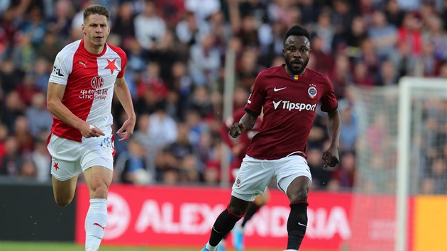 Lukáš Masopust ze Slavie (vlevo) a Guélor Kanga ze Sparty sledují míč. Lukáš Masopust ze Slavie (vlevo) a Guélor Kanga ze Sparty sledují míč.