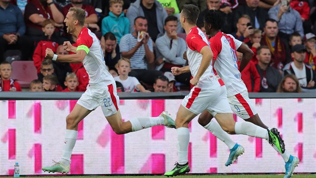 Tomáš Souček ze Slavie (vlevo) slaví svůj gól v derby se Spartou. Tomáš Souček ze Slavie (vlevo) slaví svůj gól v derby se Spartou.