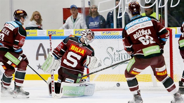 Sparťanský brankář Jakub Sedláček (uprostřed) kapituluje v utkání s Kometou... Sparťanský brankář Jakub Sedláček (uprostřed) kapituluje v utkání s Kometou...