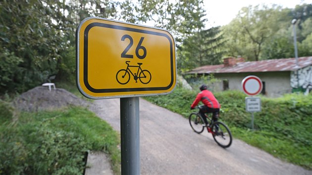 Tady by teď cyklisté správně měli zastavit. Značku, jež zakazuje vjezd na část... Tady by teď cyklisté správně měli zastavit. Značku, jež zakazuje vjezd na část...