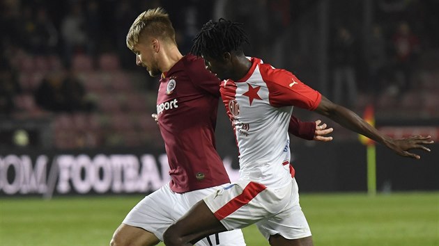 Kapitán sparťanských fotbalistů Martin Frýdek (vlevo) a slávista Peter Olayinka... Kapitán sparťanských fotbalistů Martin Frýdek (vlevo) a slávista Peter Olayinka...