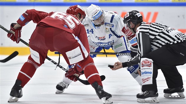Mistr vhazování v akci. Tomáš Plekanec zlepšuje buly Komety svými radami i... Mistr vhazování v akci. Tomáš Plekanec zlepšuje buly Komety svými radami i...