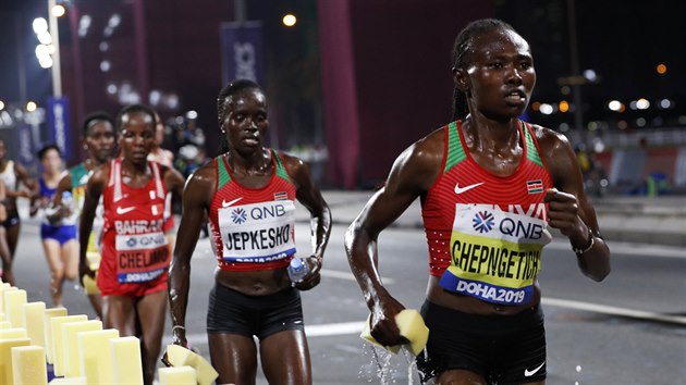 Maratonkyně na světovém šampionátu v Dauhá, kde běžce extrémně drtilo vedro. Stejné hrozby se obávají i v Tokiu. Maratonkyně na světovém šampionátu v Dauhá, kde běžce extrémně drtilo vedro. Stejné hrozby se obávají i v Tokiu.