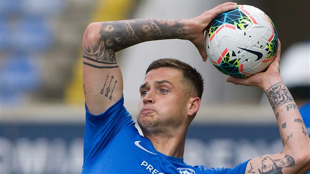 Liberecký hráč Roman Potočný posílá míč do hry. Liberecký hráč Roman Potočný posílá míč do hry.