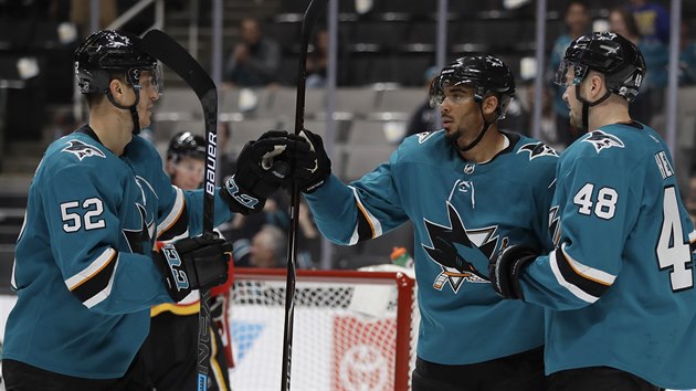 Lukáš Radil, Evander Kane a Tomáš Hertl (zleva) slaví gól San Jose proti... Lukáš Radil, Evander Kane a Tomáš Hertl (zleva) slaví gól San Jose proti...