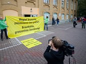 Proti rozšiřování dolu v Turówě přijeli před radnici v Bogatyni protestovat... Proti rozšiřování dolu v Turówě přijeli před radnici v Bogatyni protestovat...
