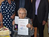 Anna Kalousová s medailí Českého svazu bojovníků za svobodu. Za své hrdinství... Anna Kalousová s medailí Českého svazu bojovníků za svobodu. Za své hrdinství...
