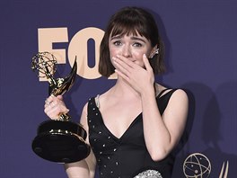 Maisie Williamsová pebírá cenu Emmy Awards 2019.
