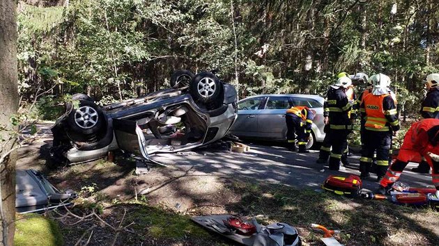 U obce Smrek se v nedli dopoledne eln stetla dv osobn auta (22. z 2019).