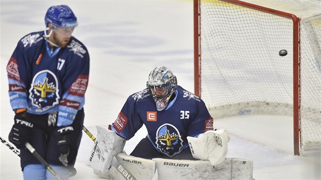 Kladent Brady Austin a brank Denis Godla, kter inkasuje branku.