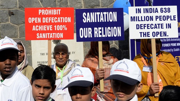 Miliony domcnost v Indii nemaj toalety a mus chodit na zchod na veejnm prostranstv. (19. listopadu 2013)