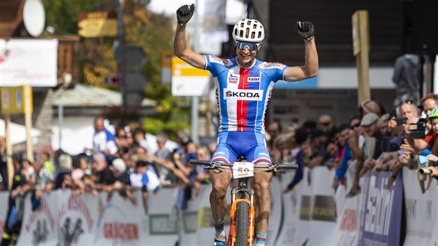 Biker Kristin Hynek se raduje z druhho msta na mistrovstv svta v maratonu v Grchenu.