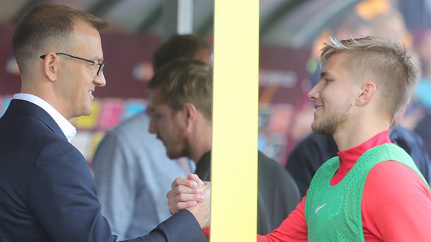 Majitel fotbalov Sparty Daniel Ketnsk (vlevo) se zdrav s Martinem Frdkem ped derby se Slavi.