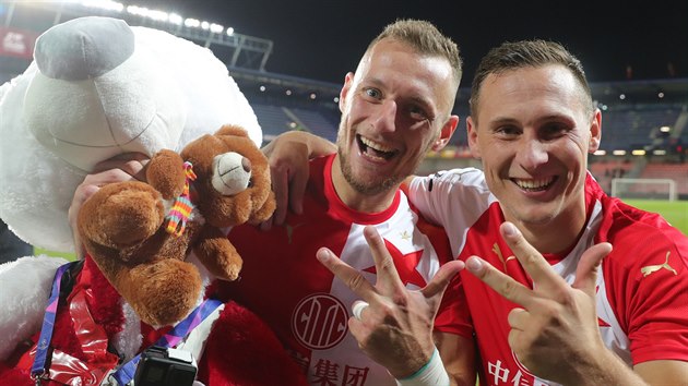 Slvistit fotbalist Vladimr Coufal (vlevo) a Jan Boil ukazuj, kolik gl jejich tm nastlel v derby Spart.
