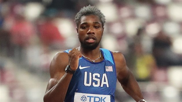 Amerian Noah Lyles bhem rozbhu na 200 metr na mistrovstv svta v Dauh.