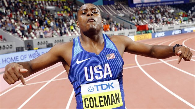Amerian Christian Coleman se raduje z vtzstv ve sprintu na 100 metr na mistrovstv svta v Dauh.