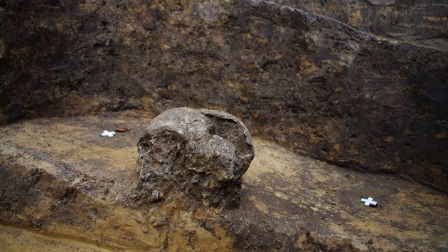 Archeologov v Dubanech prozkoumali hrob s kostrou keltskho bojovnka. Soust vbavy byl me a kop.