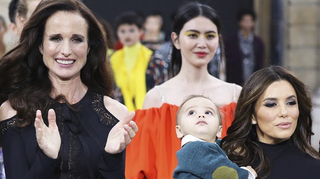 Andie MacDowell a Eva Longoria se synem Santiagem, LOral Ready To Wear Spring-Summer 2020, 28. 9. 2019