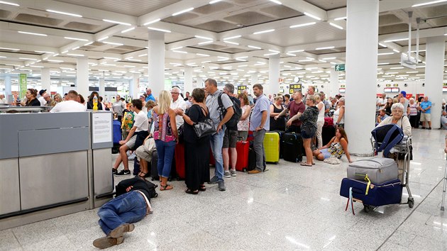 Turisté u odbavovacího terminálu Thomas Cook na letišti na Mallorce (23.9.2019)