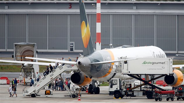 V německém Düsseldorfu vyložilo cestující letadlo společnosti Condor Airlines, která je součástí skupiny Thomas Cook. (23. září 2019)