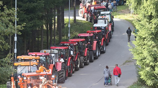 Do Vysoina Areny se sjelo celkem 237 traktor znaky Zetor. Tolik jich nikdy pohromad nebylo. Kdy se seadily hned za sebe, mila jejich ada pes kilometr.