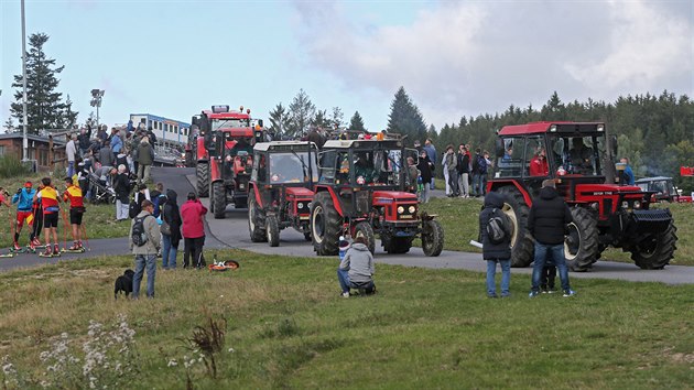 Do Vysoina Areny se sjelo celkem 237 traktor znaky Zetor. Tolik jich nikdy pohromad nebylo. Kdy se seadily hned za sebe, mila jejich ada pes kilometr.