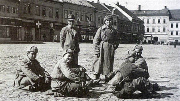 Vojci Rud armdy v zimn vstroji odpovaj na Karlov nmst v Tebi.