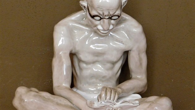 Porcelnov figura Mahtmy Gndhho v vce ne kilogram a je 22 centimetr vysok.