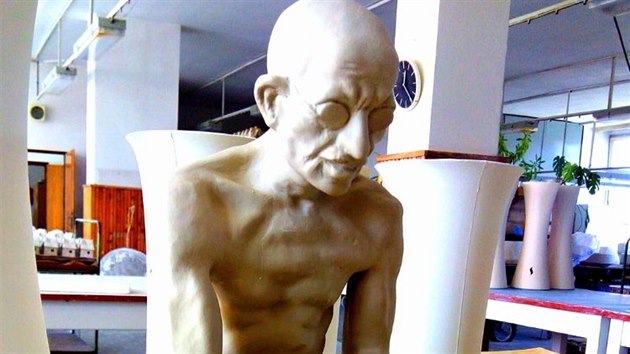 Porcelnov figura Mahtmy Gndhho po sestaven a prav returkou.
