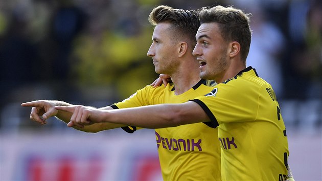 Marco Reus (vlevo) a Jacob Bruun Larsen za Dortmund v bundesligovém zápase.