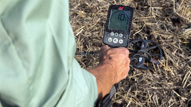Redaktor MF DNES si vyzkoušel hledání s detektorem kovů, který je schopen odhalit kovové předměty až do hloubky kolem třiceti centimetrů.