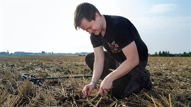Redaktor MF DNES si vyzkoušel hledání s detektorem kovů, které přináší chvíle napětí. V zemi se může skrývat zapomenutá mince, ale třeba také bezvýznamný a bezcenný kus strusky.