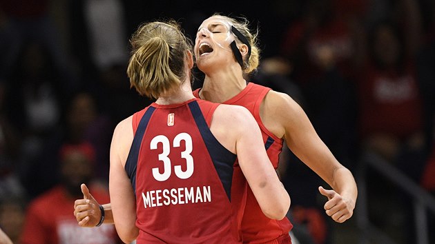 Emma Meessemanov (33) a Elena Delle Donneov oslavuj spch Washington Mystics.